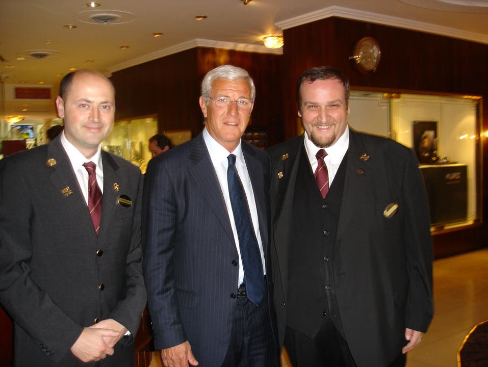 Familie Manz 2008: Zwei italienische Hotelangestellte nehmen Fussballtrainer Marcello Lippi in ihre Mitte.