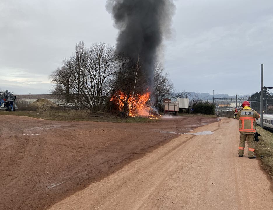Frick AG, 26. Januar: In einem Lagerschuppen unweit der Bahnlinie in Frick bricht ein Brand aus. Personen kamen keine zu Schaden.