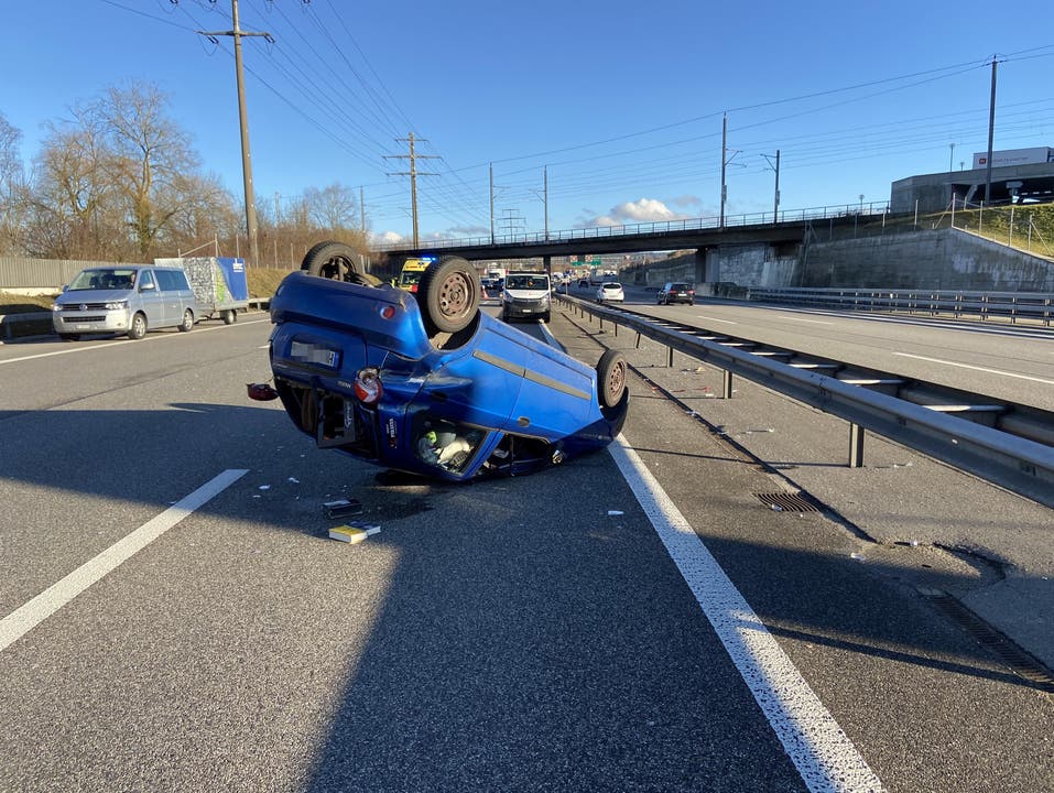 Rothrist AG, 31. Januar: Im Feierabendverkehr ereigneten sich auf der A1 drei Unfälle innert fünf Minuten. Der Fahrer dieses blauen Wagens war am Steuer eingeschlafen. Er blieb unverletzt, am Auto entstand Totalschaden.