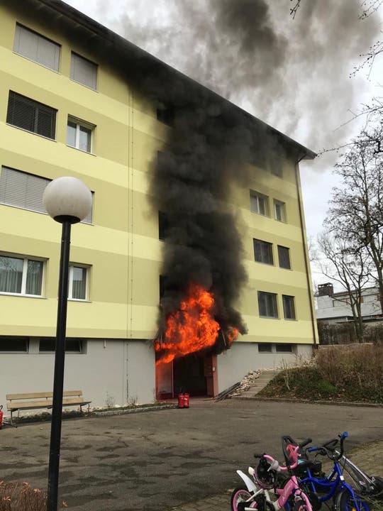 Füllinsdorf BL, 13. Januar: Ein Mehrfamilienhaus hat im Erdgeschoss Feuer gefangen. Fünf Personen mussten ins Spital gebracht werden. Die Brandursache ist bis jetzt noch unklar.