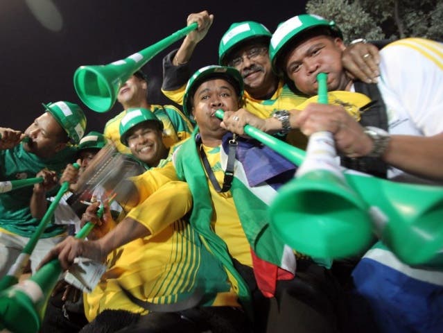 Südafrikanische Supporter blasen in ihre Vuvuzelas