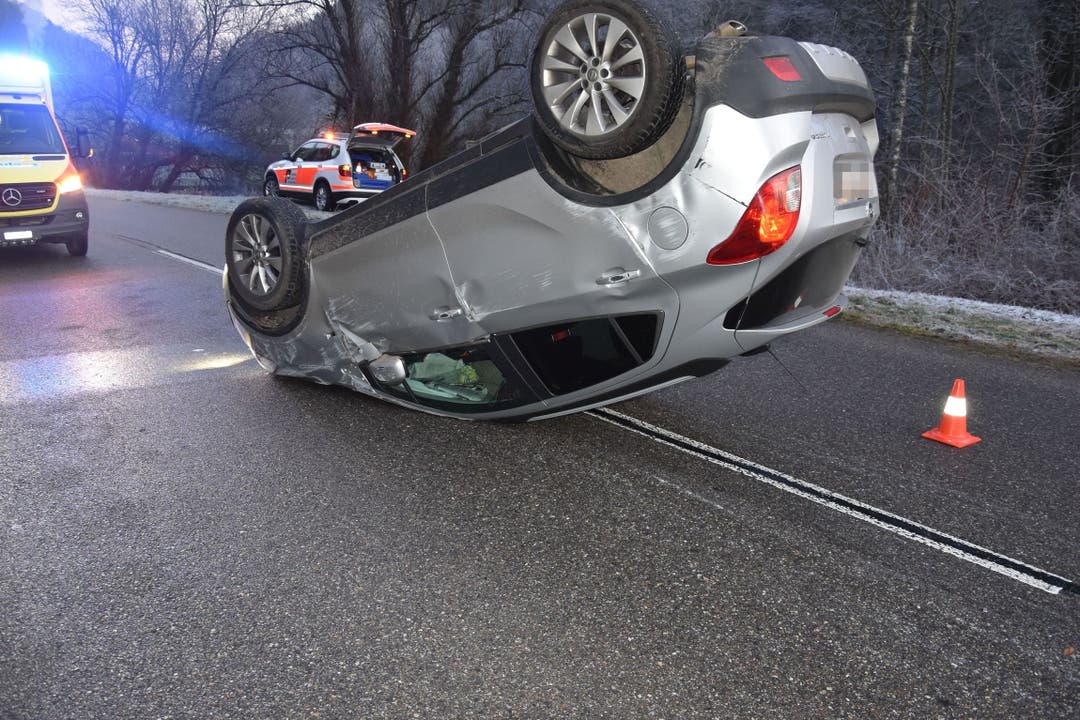 Kleinlützel SO, 2.Januar: Ein Auto fährt am Neujahrstag gegen eine Böschung und überschlägt sich. Der Autolenker wird leicht verletzt.