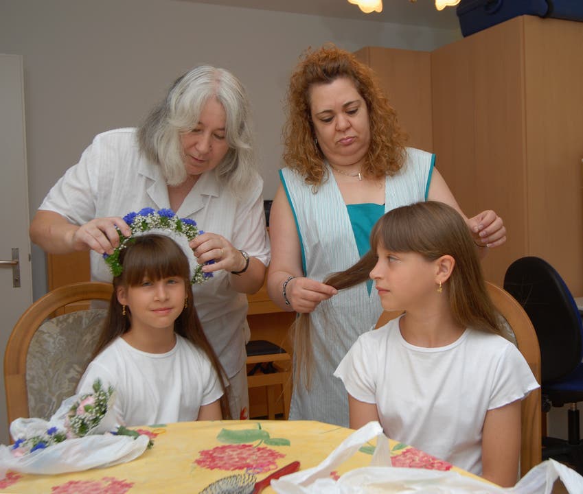 Frisieren Frisieren: Mit Mutter Rosmarie (links) und Barbara Ferraro machen sich die Zwillinge Franziska (links) und Patricia fürs Jugendfest bereit.