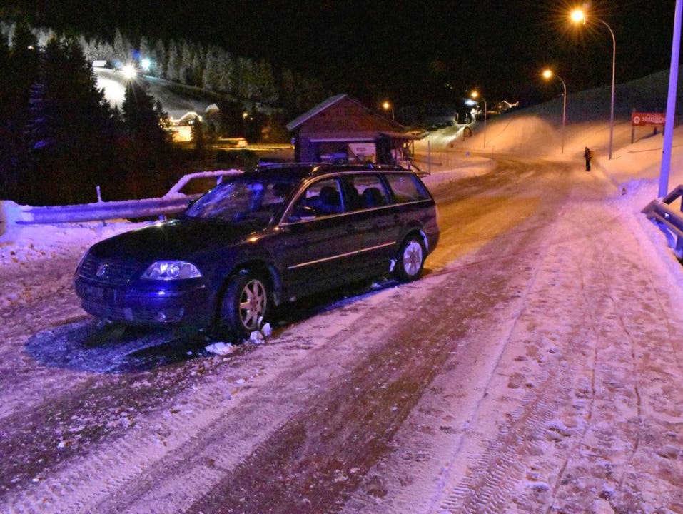 Sörenberg LU, 29. Januar: Auf schneebedeckter Strasse ist ein Auto ins Schleudern geraten und hat eine Fussgängergruppe erfasst. Eine Frau und zwei Mädchen wurden dabei erheblich verletzt, der Rettungsdienst brachte sie ins Spital.