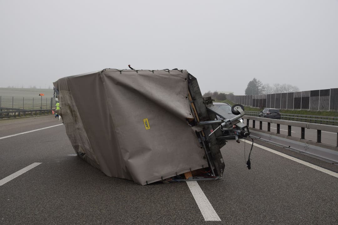 A1 zwischen Härkingen SO und Rothrist AG, 6.Januar: Ein Anhänger eines Lastwagens kippte aus unbekannten Gründen um.