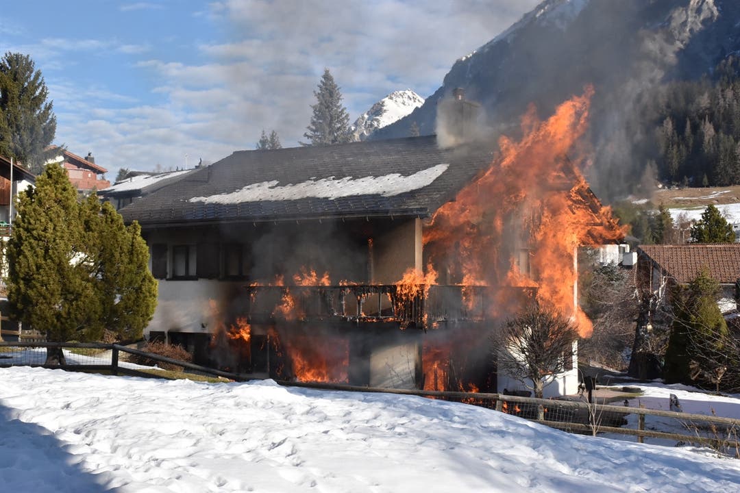 Lantsch/Lenz GR, 10. Januar: Ein Wohnhaus wird von einem Feuer vollständig zerstört. Die 88-jährige Bewohnerin wurde leicht verletzt. Eine Nachbarin hatte das Feuer bemerkt. Die Brandursache ist unklar.