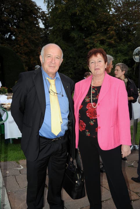 Der ehemalige Radio und Fernsehdirektor Roy Oppenheim ist mit Ehefrau Rachela an der Preisverleihung