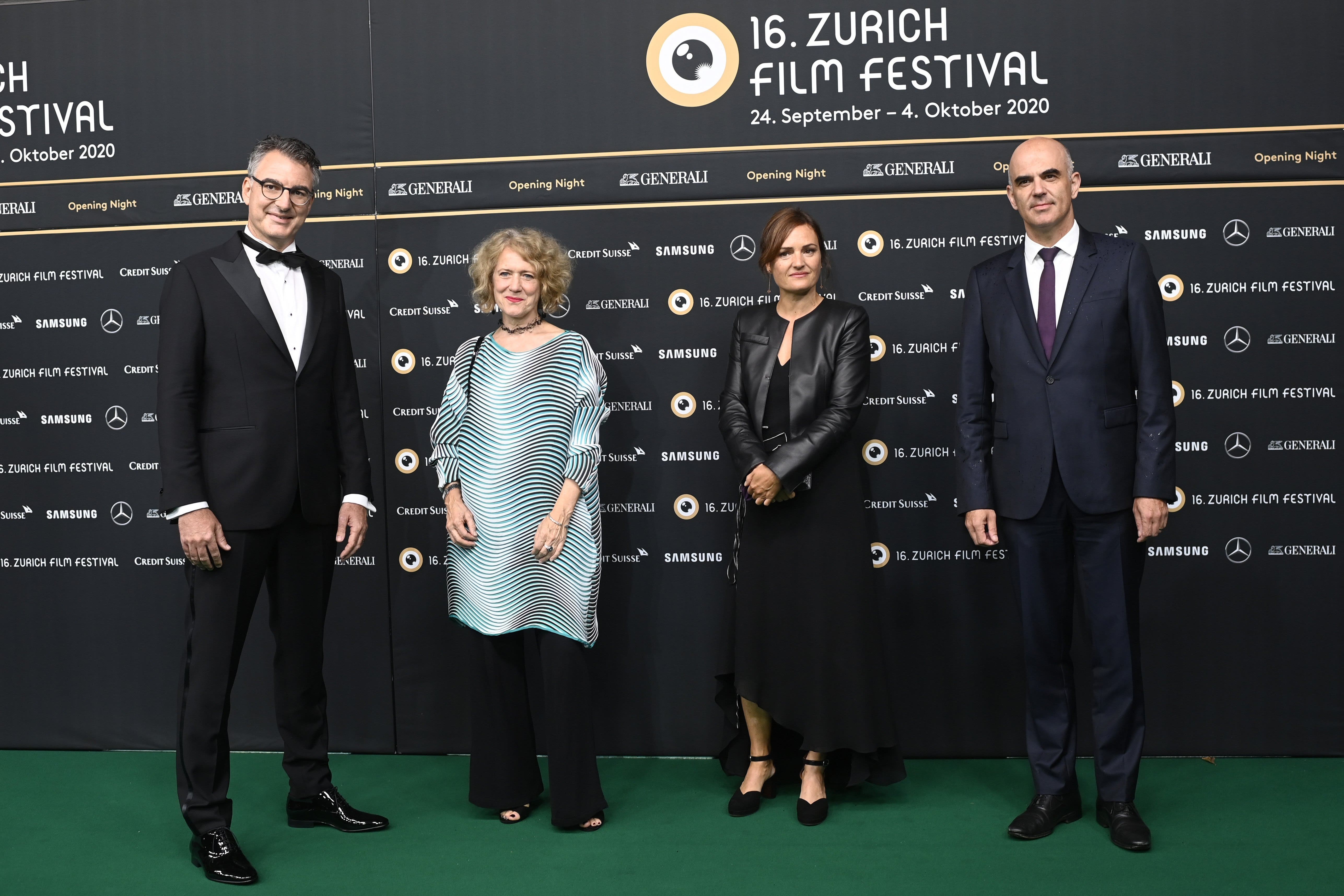 ZFF-Direktor Christian Jungen mit der Zürcher Stadtpräsidentin Corine Mauch, der Schweizer Filmregisseurin Bettina Oberli und mit Bundesrat Alain Berset. (v.l.n.r.)
