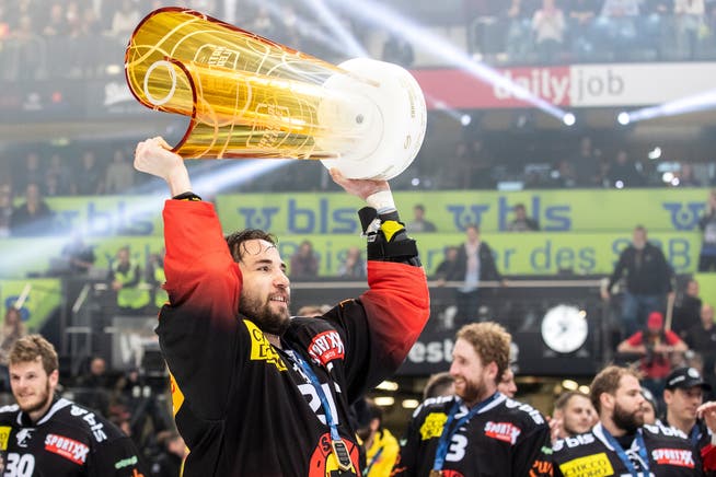 Am 20. April 2019 war die Welt in Bern noch in Ordnung: Simon Moser mit dem Meisterpokal.