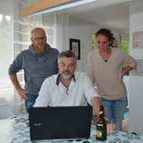 David Mächler, Stefan Diener und Nadja Bösiger-Wäckerlin (von links) studieren die Ergebnisse, welche für die SP wenig erfreulich ausgefallen sind. (Bild: Beat Lanzendorfer (Kirchberg, 27. September 2020))