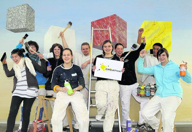 Die Malerlehrlinge bringen Farbe in die Berufsschule Aarau