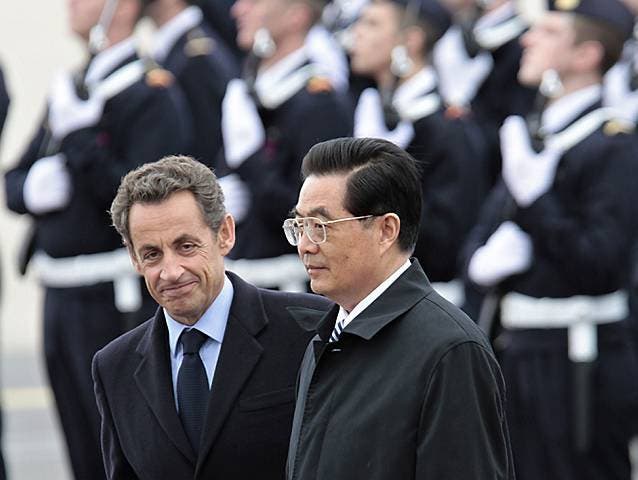 Nicolas Sarkozy (l.) mit Hu Jintao (r.) am Pariser Flughafen Orly (Bilder: Keystone)