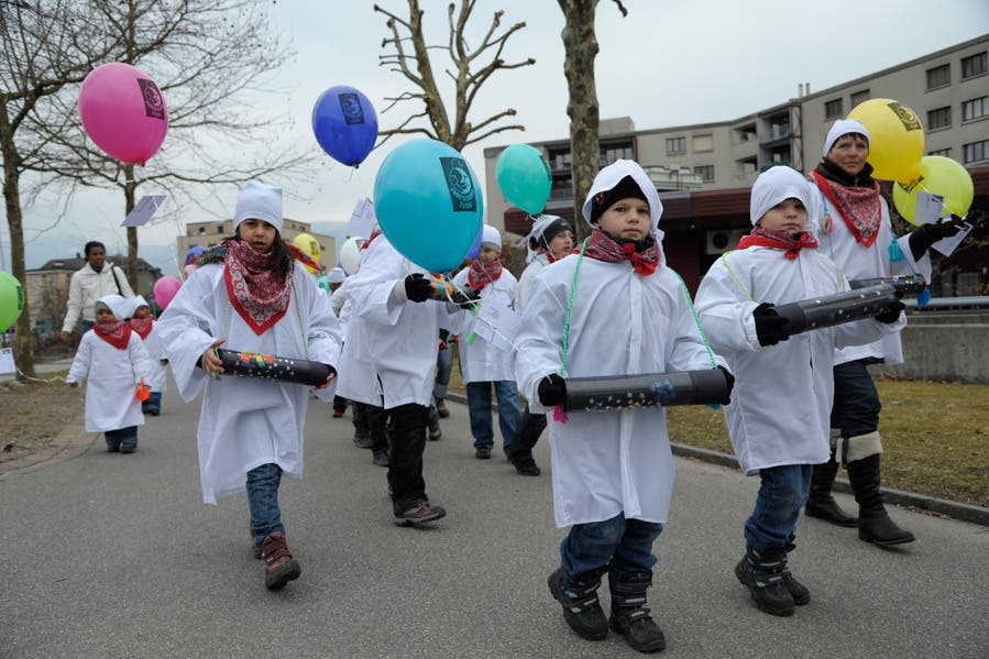  In Zuchwil liessen die Jungfasnächtler anlässlich der Chinderchesslete die Stimmung und die Ballone steigen (Fotos: Hansjörg Sahli)