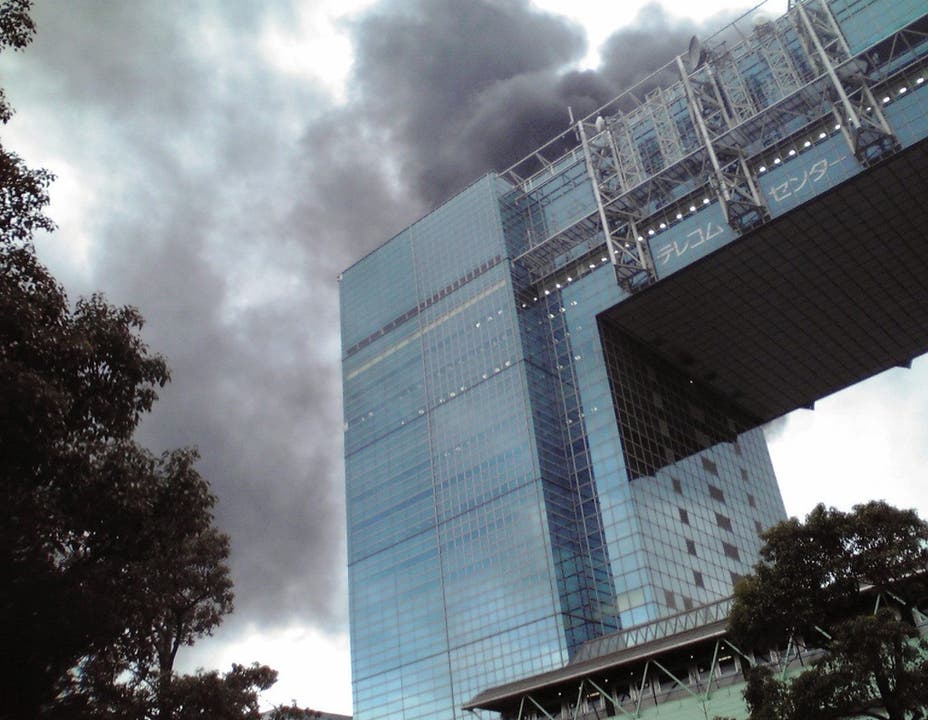  Ein Bürogebäude der nordöstliche gelegenen Stadt Odaiba steht in Flammen