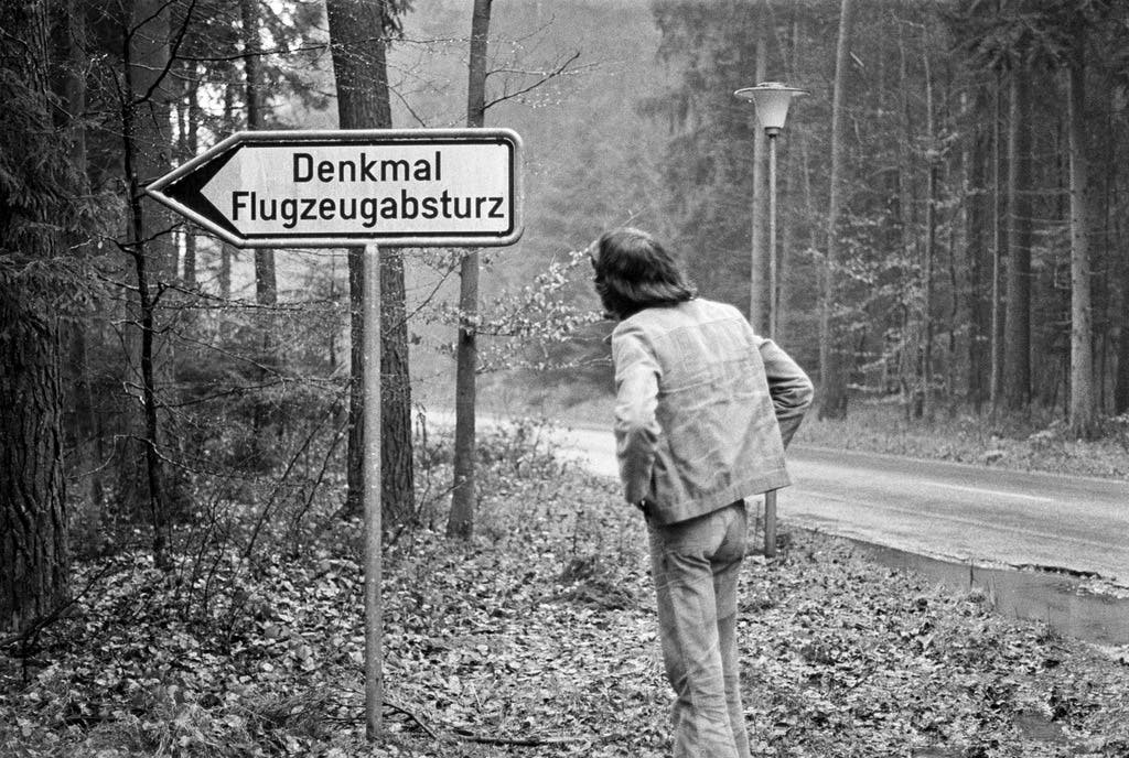 Ein Wegweiser führt in Würenlingen zum Denkmal bei der Absturzstelle im Wald.
