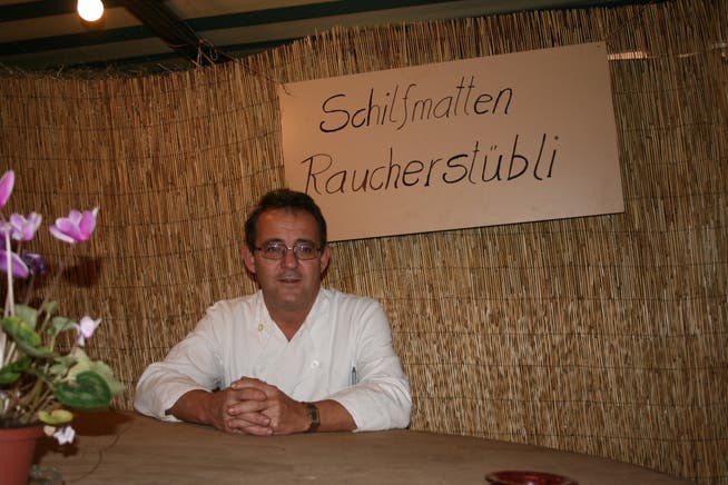 «Linde»-Pächter Marino Giulio hat seine Gartenwirtschaft in Mellingen in ein Fumoir verwandelt. saw