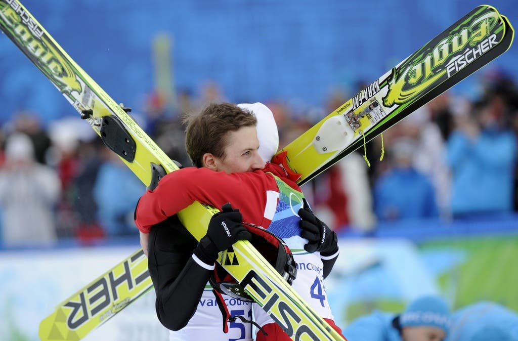 Simon Ammann Umarmung mit Ski: Simon Ammann und Adam Malysz gratulieren sich.