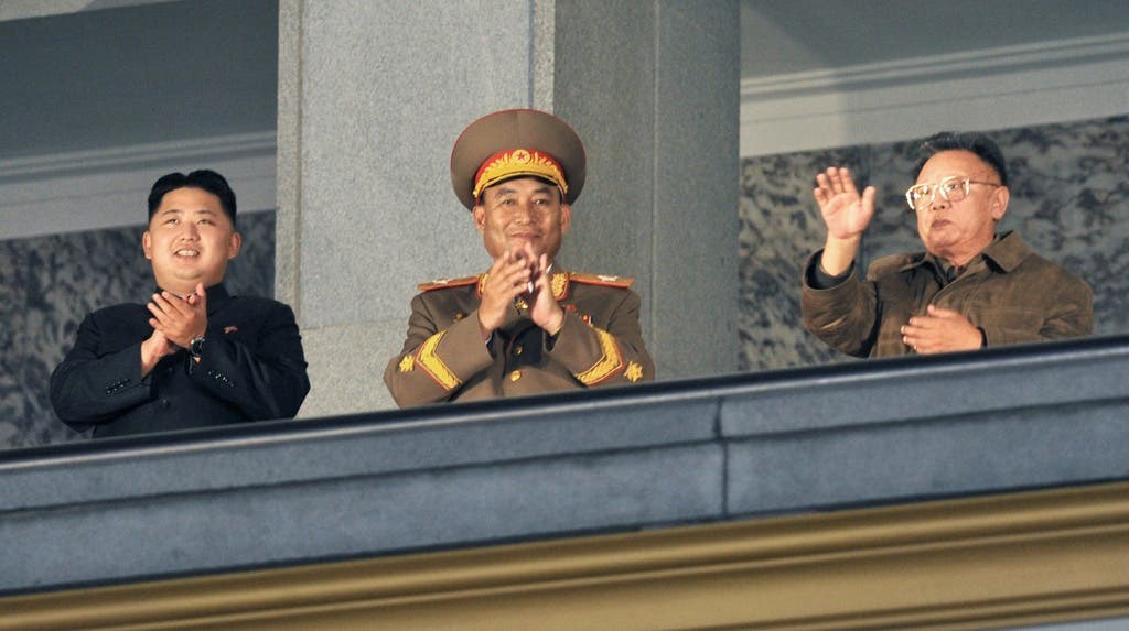  Dem Führer (r.) gefält es und auch sein Sohnemann Kim Jong-un klatscht artig die Hände.