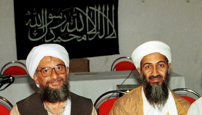 Die langjährige Nummer zwei von al-Kaida, Aiman al-Sawahiri, posiert 1998 mit Osama Bin Laden. ap/key
