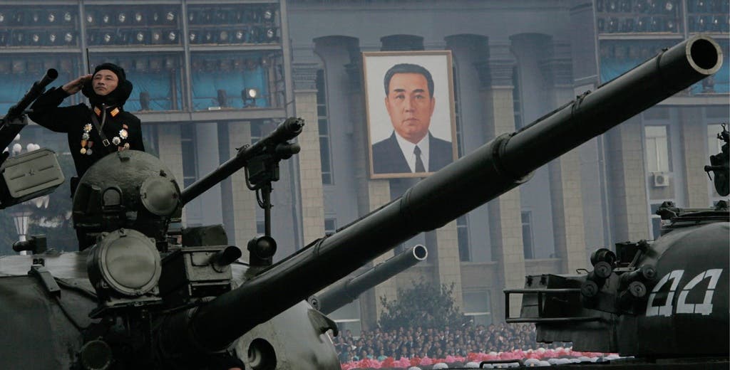  Lange Rohre als Zeichen der militärischen Potenz: Nicht nur Panzer zogen an Kims Entourage vorbei.