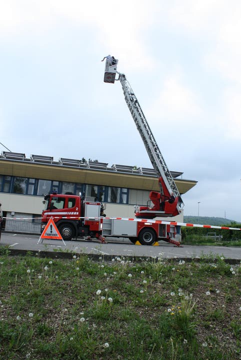 Um die neu installierten Sonnenkollektoren auf dem Dach des Schwimmbad Gitterli betrachten zu können, wurde die lokale Feuerwehr aufgeboten.