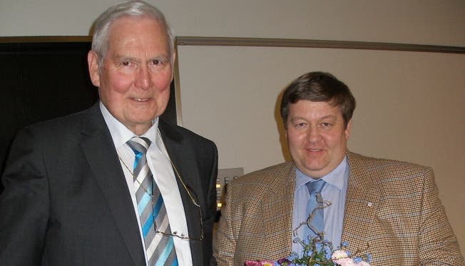 Willy Pfund (links) begrüsst seinen Vorstandskameraden Markus Holliger,