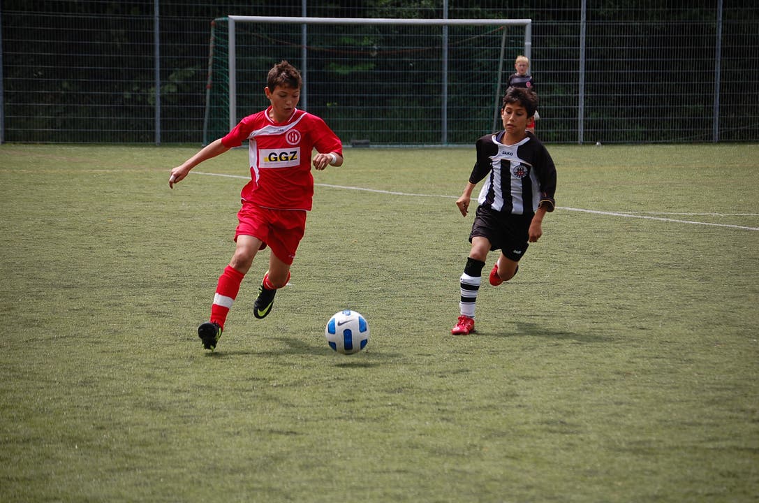 E-Junioren Dietikon (rot) gegen YF Juventus
