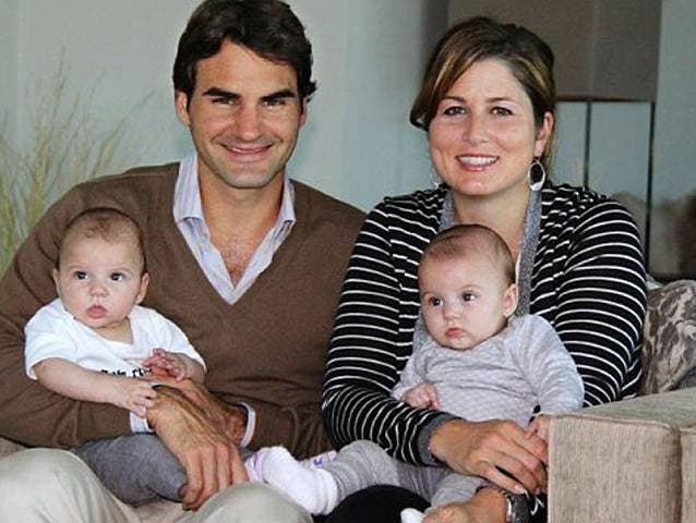 2. Tennis-Ass Roger Federer (28) und Mirka Vavrinec (31) Seit dem Baby-Glück sind die beiden im 7. Liebeshimmel. «Mirka ist die Beste!», so Roger. (Foto: facebook.com/Robert Federer)