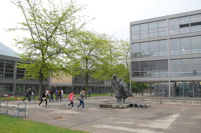 Schülerinnen und Schüler der Kantonsschule Baden sind nach den Vorwürfen von SVP-Grossrat Glarner empört.