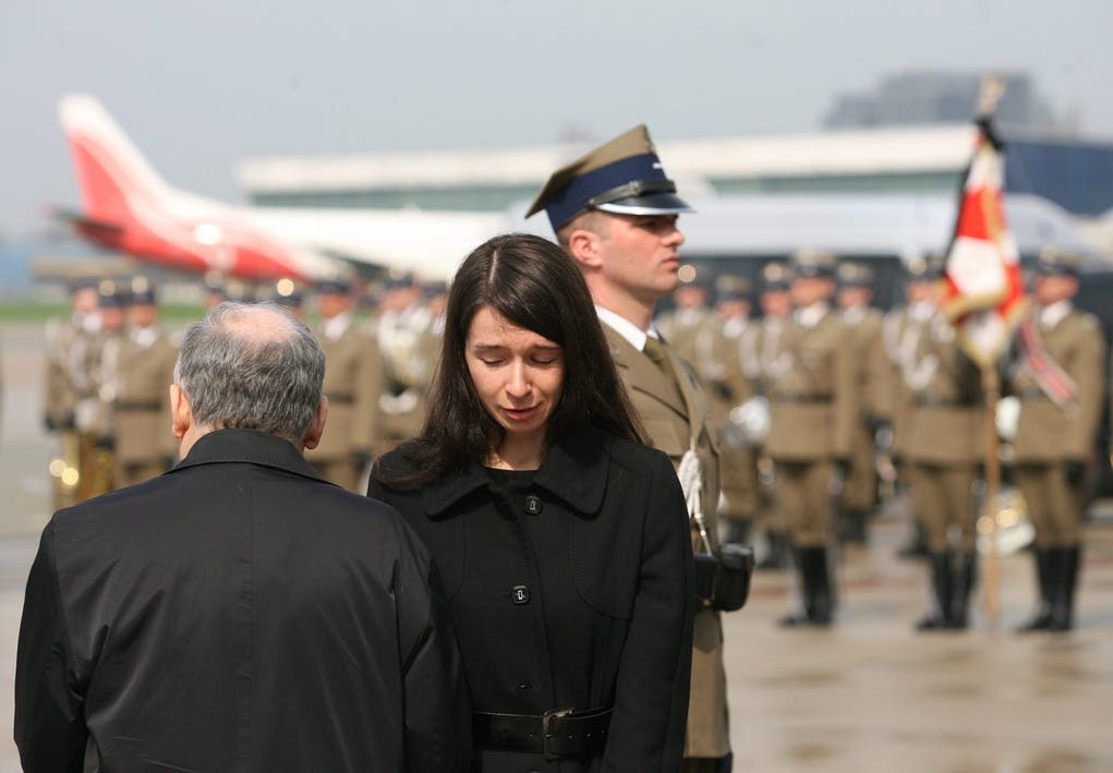  epa02114797 Marta Kaczynska (R) and Jaroslaw Kaczynski (L) attend the ceremony at the Military Airport in Warsaw, where the coffin with the body of late First Lady Maria Kaczynska arrived from Russia, 13 Apri.JPG