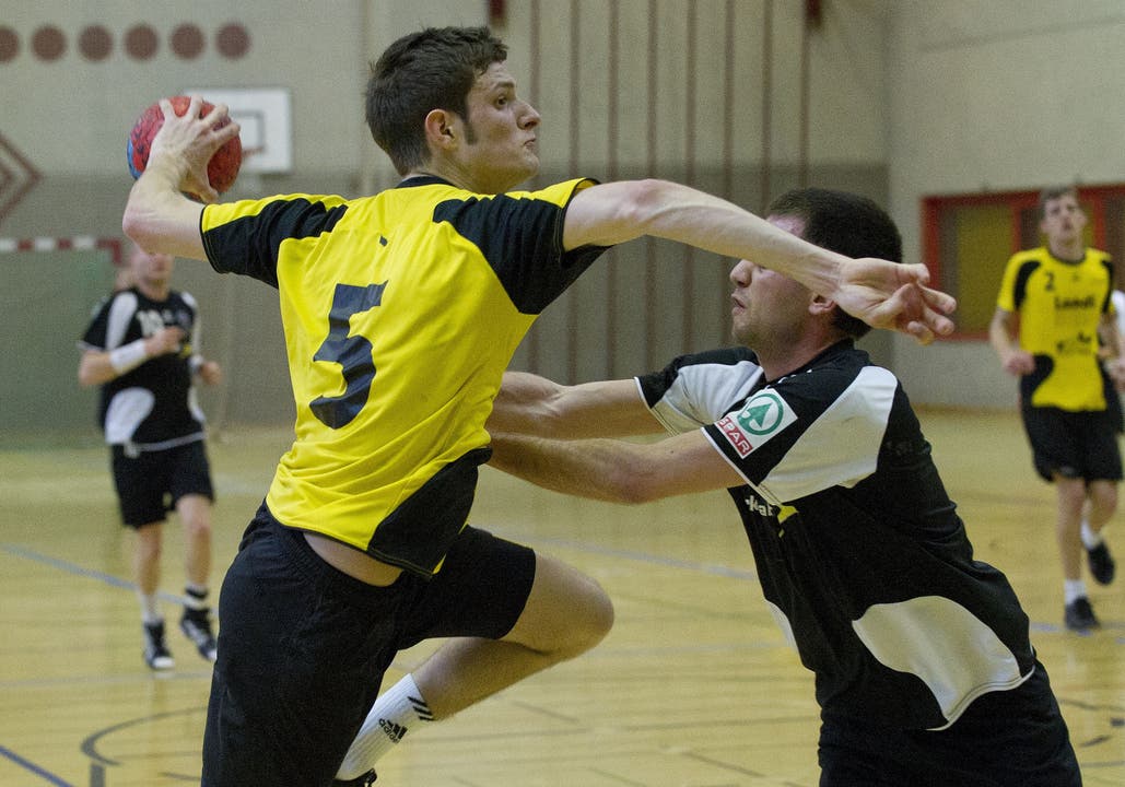Langenthals Philip Grossen (L) gegen den Berner Mathias Walther (R) waehrend des Handballspiels HV Langenthal gegen Handball Grauholz