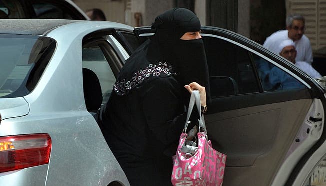 Alltag in Riad: Eine saudische Frau steigt aus einem von einem Chauffeur gelenkten Wagen. keystone