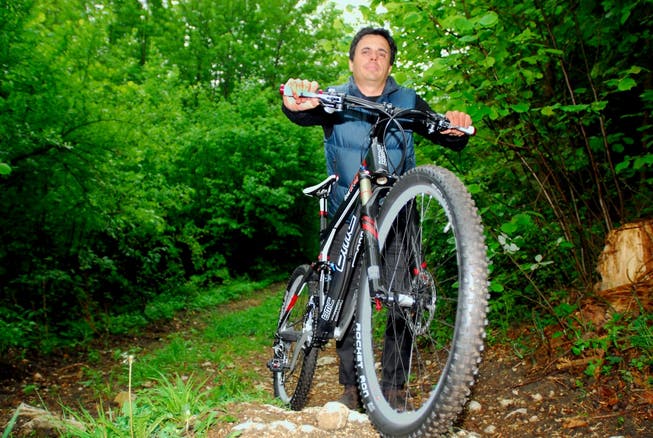 Die erste anspruchsvollere Stelle des Biketrails – hier präsentiert Projektleiter Adriano Lombardo ein Mountainbike von Sponsorin BMC. fup