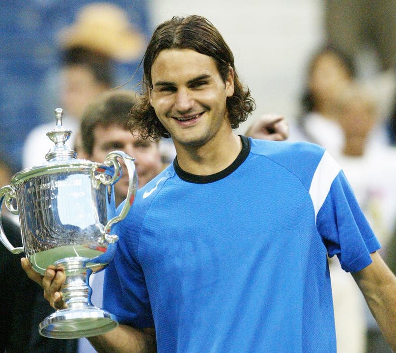  4) US Open 2004: Roger Federer spielt im Final gegen Hewitt wie entfesselt, gewinnt mit 6:0, 7:6 (7:3), 6:0 und holt sich so hier den ersten Titel.