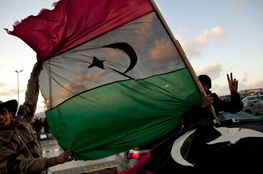 Proteste halten an Demonstranten in Bengasi feiern mit der Flagge des ehemaligen Königreichs.