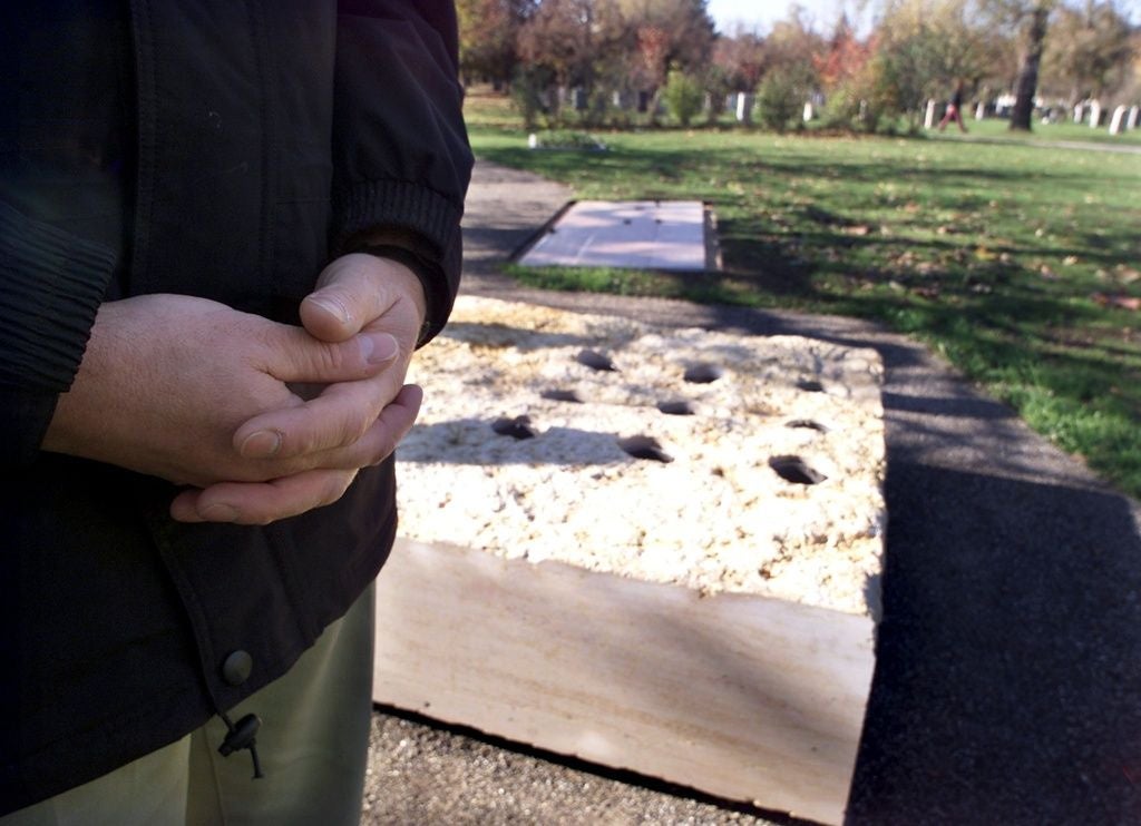 Zürich - Friedhof Schwamendingen: Gemeinschaftsgrab Neu Mit Namensschildern