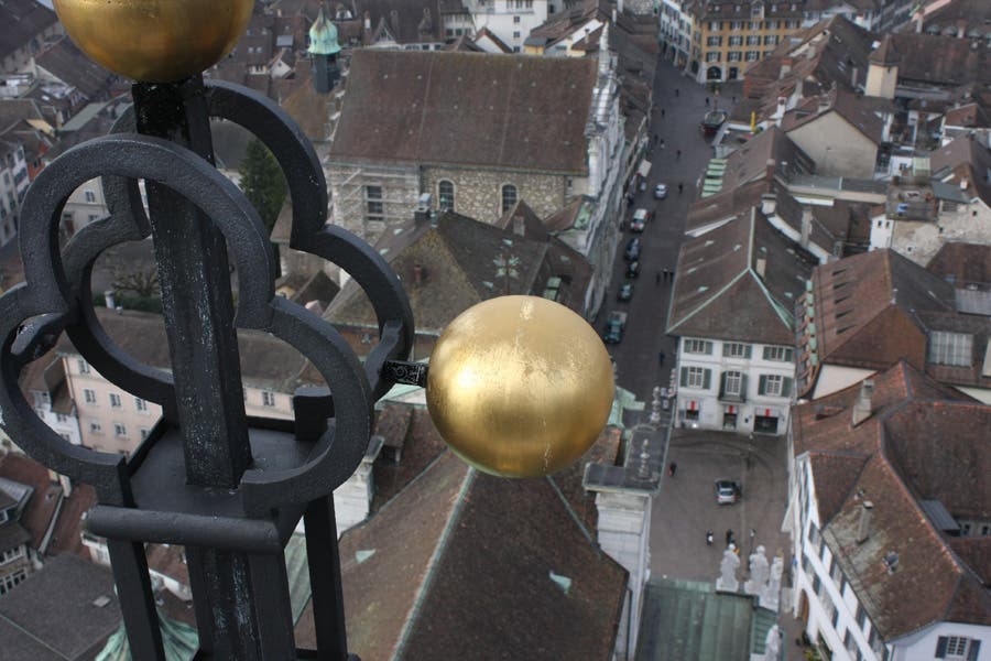  Das Turmkreuz ist wieder komplett – wieder sind alle blattvergoldeten Kugeln an ihrem Platz. (Fotos: Andreas Kaufmann)