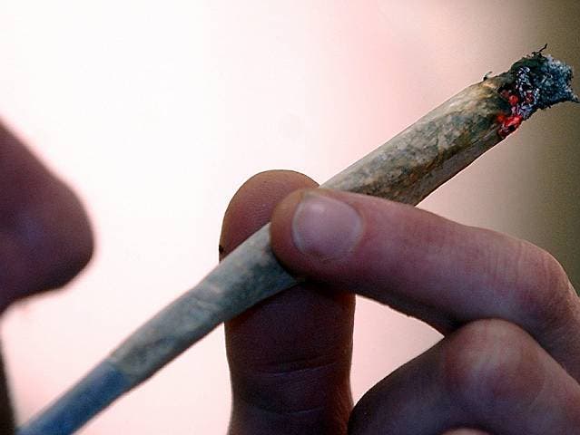 Regierungsrat unterstützt den Vorschlag, Cannabiskonsum zu büssen (Symbolbild)