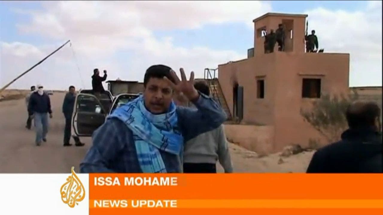 Luftangriff auf As Zawiyah Ein Libyer erklärt gegenüber dem Fernsehsender Al Dschasira, dass insgesamt vier Bomben nahe Ajdabija einschlugen. (Creenshot Al Dschasira)