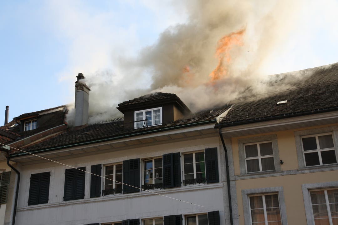 Aus dem Dachstock tritt Rauch und Feuer aus Bild: Wolfgang Wagmann/Daniel Wagmann