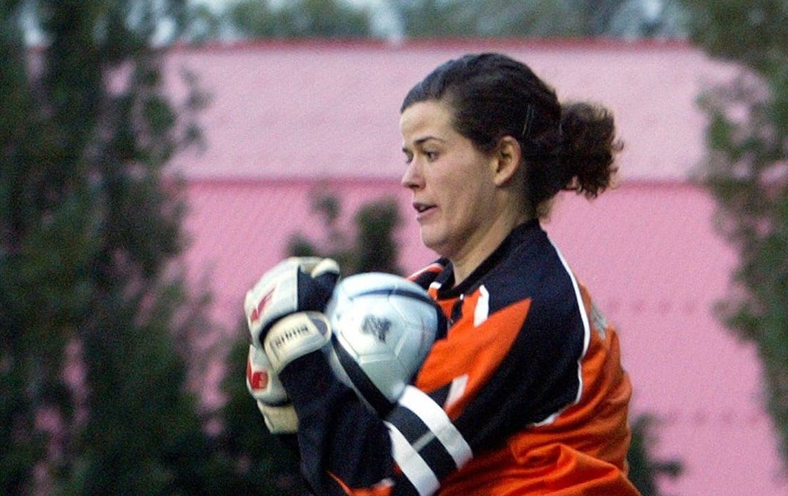 Marisa Brunner, Torhüterin der Schweizer Frauen-Fussball-Nati, hat es im Griff