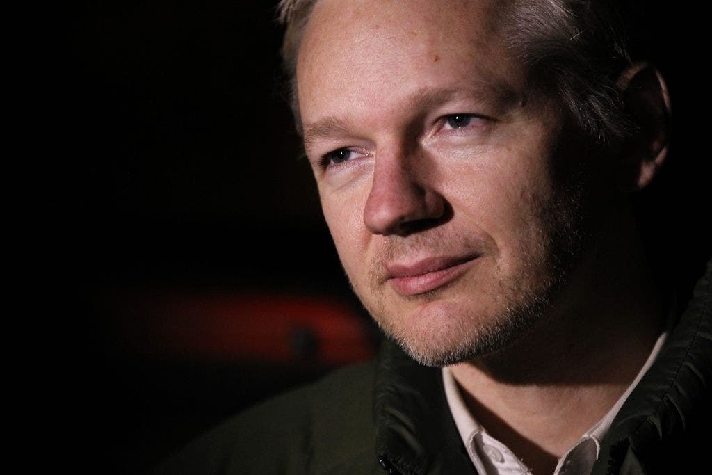 Wikileaks Am 28. November sorgte Die Internetplattform Wikileaks für Aufsehen, als sie diplomatische US-Berichte veröffentlichte. Sprecher und bekanntester Mitarbeiter von Wikileaks ist Julien Assange. Die einen sehen in ihm einen Helden, die anderen einen Kriminellen. Anfang Dezember stellte sich Assange der britischen Polizei, da ihn Schweden zur Fahndung ausgeschrieben hatte.