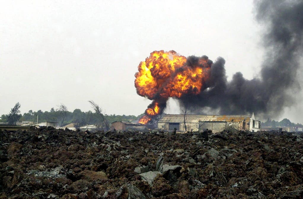  2002 erreichte die Lava die Grossstadt Goma. 170 Menschen starben, 40 Prozent der Stadt wurden zerstört – im Bild explodiert gerade eine Tankstelle. Einen nahe gelegenen See brachten die Fluten gar zum kochen.