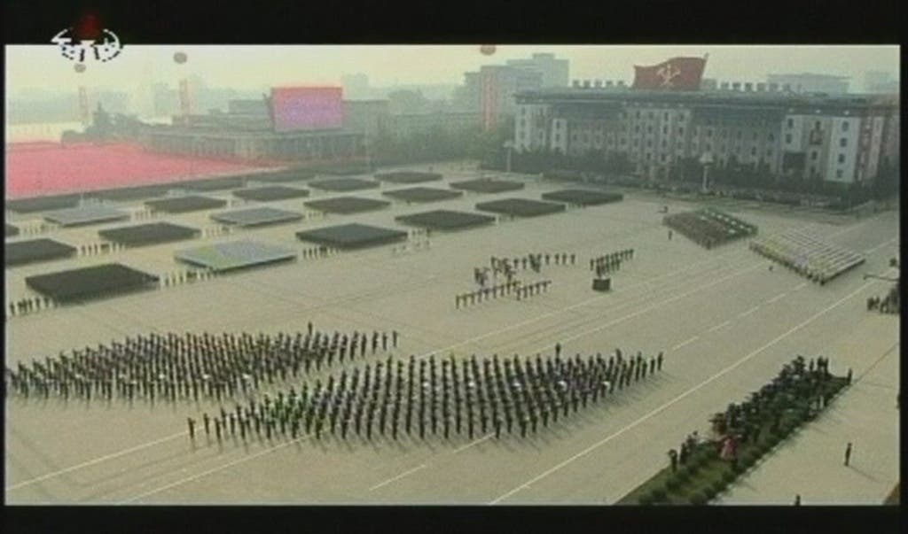  Schachbrettartig verschoben sich ganze Regimenter über dem riesigen Platz in Nordkoreas Hauptstadt.