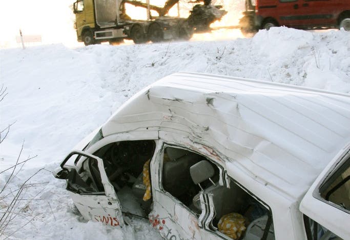 Das Autowrack der Schweizer Nati nach dem Verkehrsunfall in Are