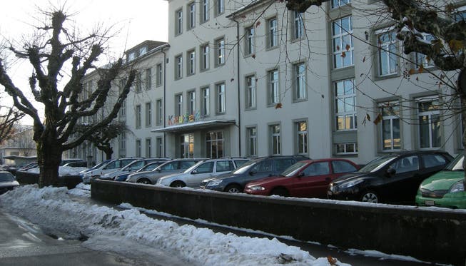 Schulleiter Peter Rubeli wünscht sich beim Schulzentrum Kreuzfeld 4 einen autofreien Pausenplatz. uby