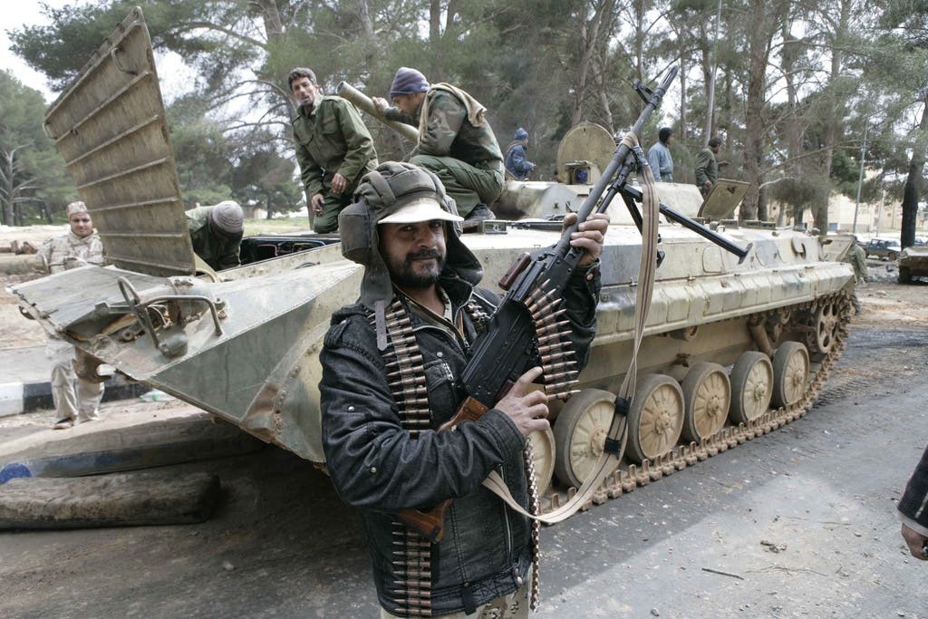 Stolze Kämpfer Oppositionelle, die in Albayda schwere Waffen und Panzer von der Armee erobert haben. (Bild: Xinhua)