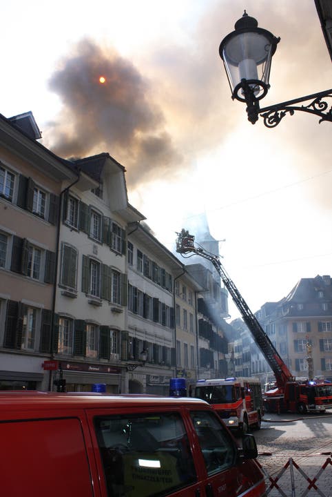Mit Löschkränen versucht die Feuerwehr den Brand zu löschen Bild: Wolfgang Wagmann/Daniel Wagmann