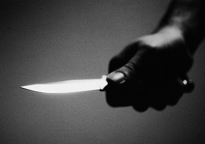 Die Täter bedrohten eine Angestellte mit einem Messer (Symbolbild)
