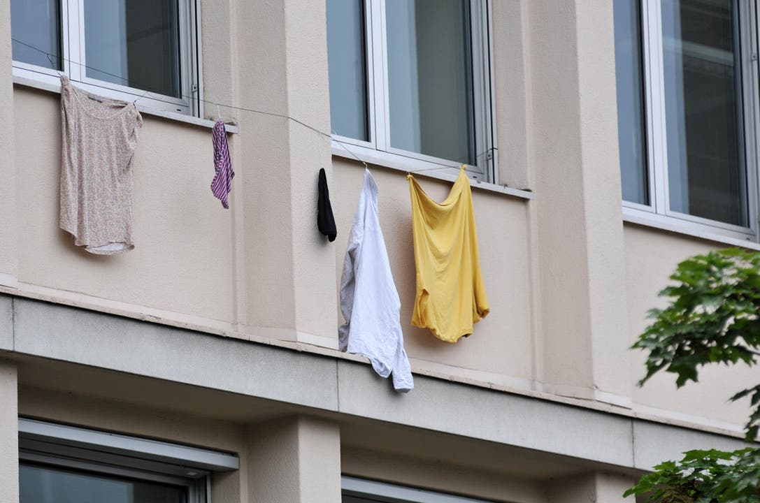 Am Gebäude hängen T'shirts aus den Fenstern